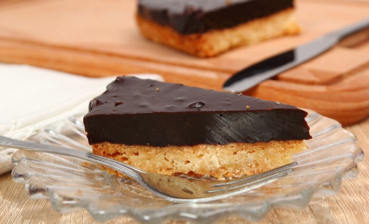 fetta di torta pasta frolla, crema e cioccolato