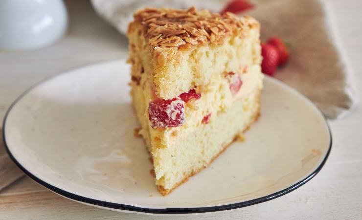 fetta di torta mandorle e confettura