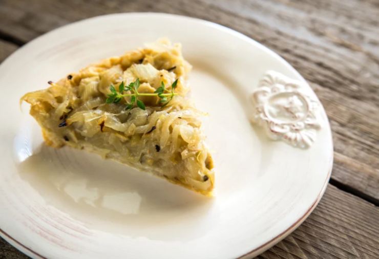 fetta di torta rustica alle cipolle