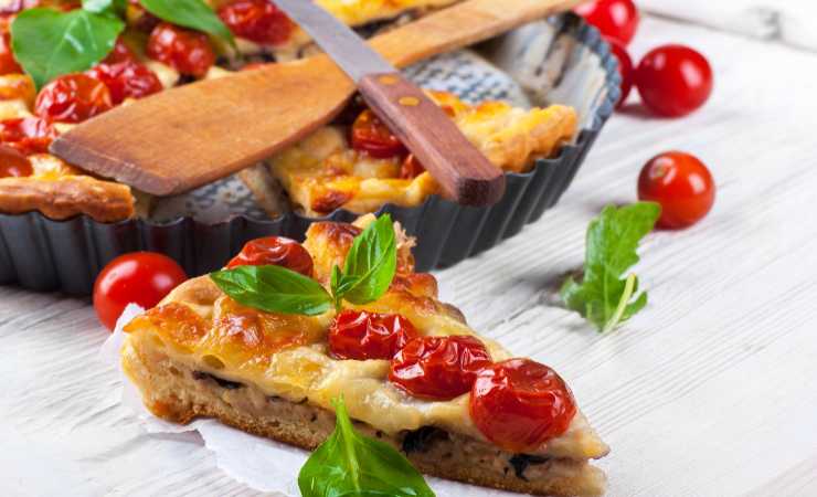 torta salata tagliata con pomodori e mozzarella 