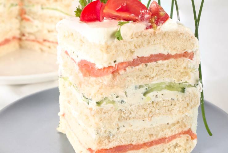 torta di tramezzini con pomodori e formaggio
