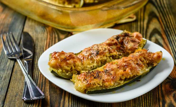 zucchine ripiene coltello e forchetta