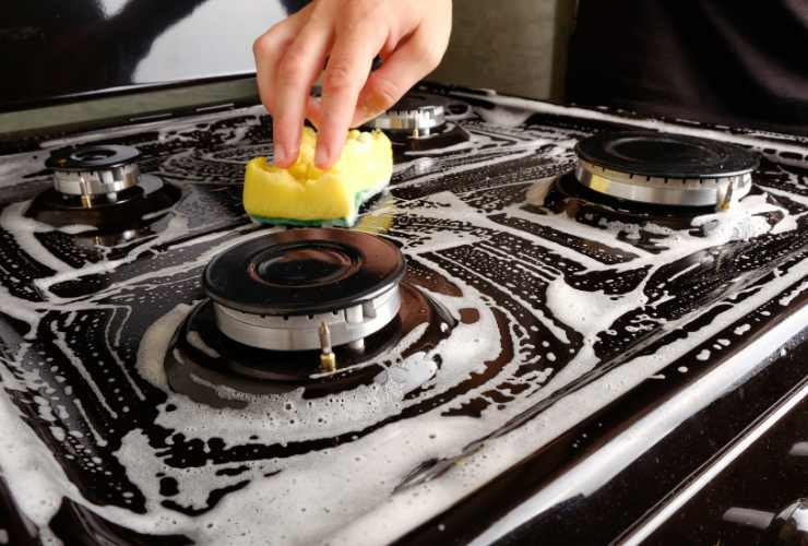 pulire i fornelli della cucina