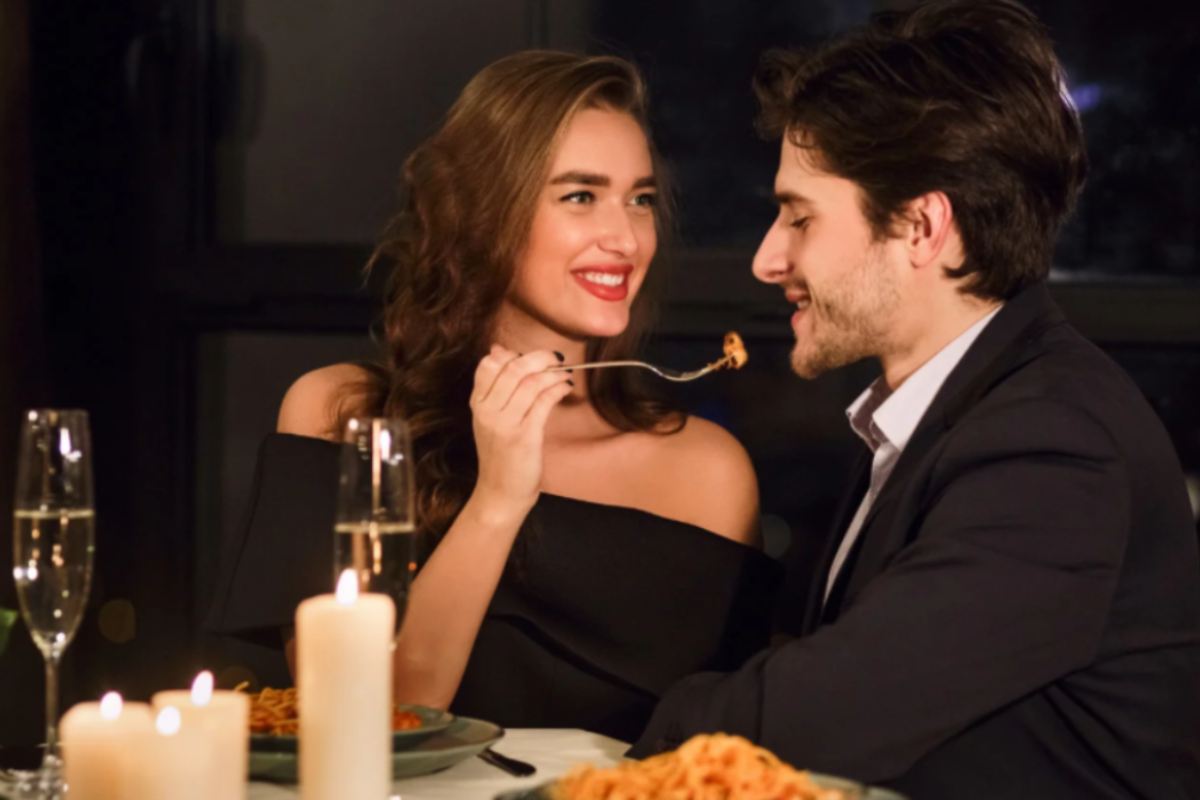 uomo e donna al ristorante a cena