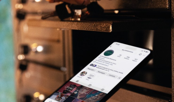 persona che mette il cellulare dentro una cassetta della posta