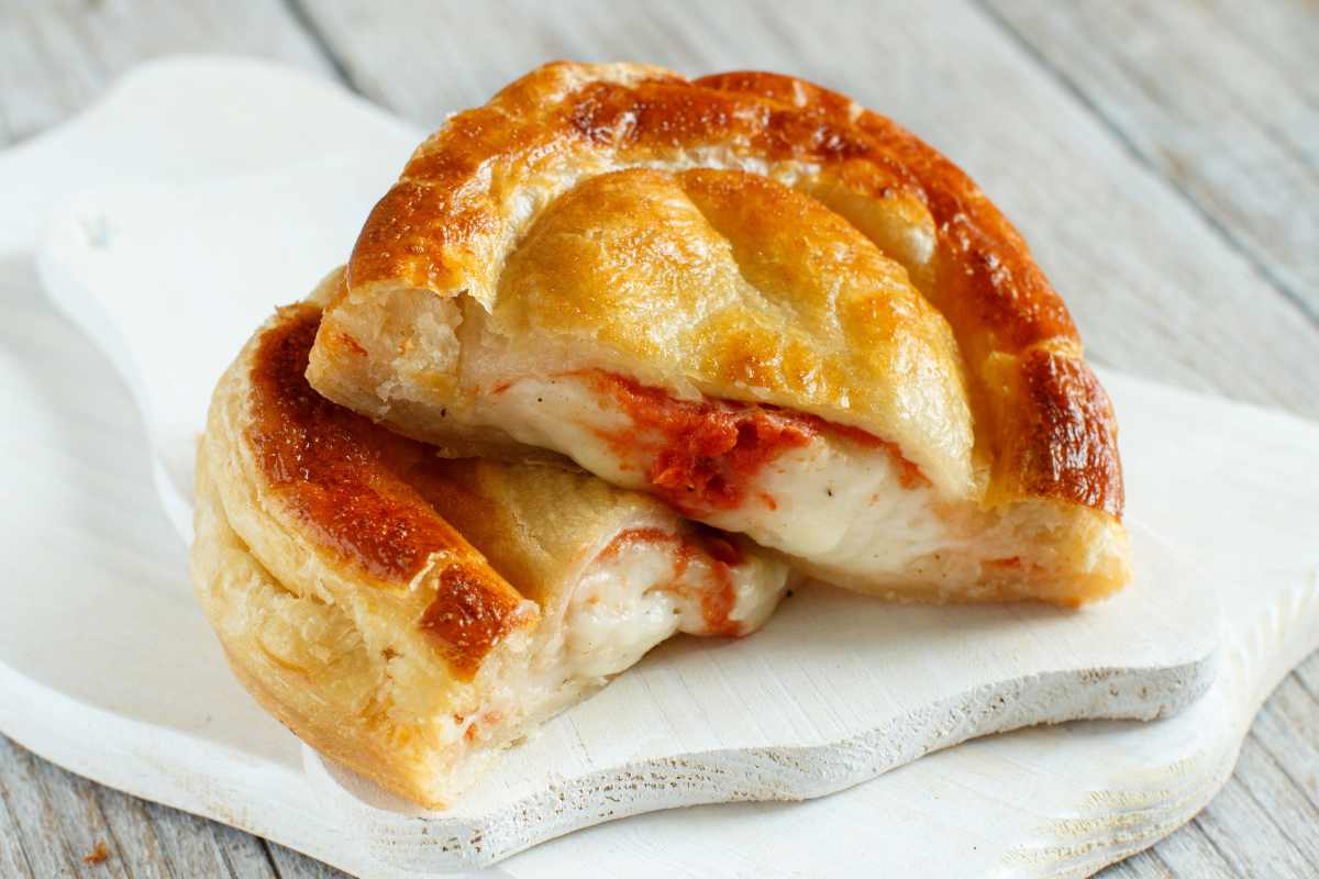 rustici di pasta sfoglia con pomodoro e mozzarella