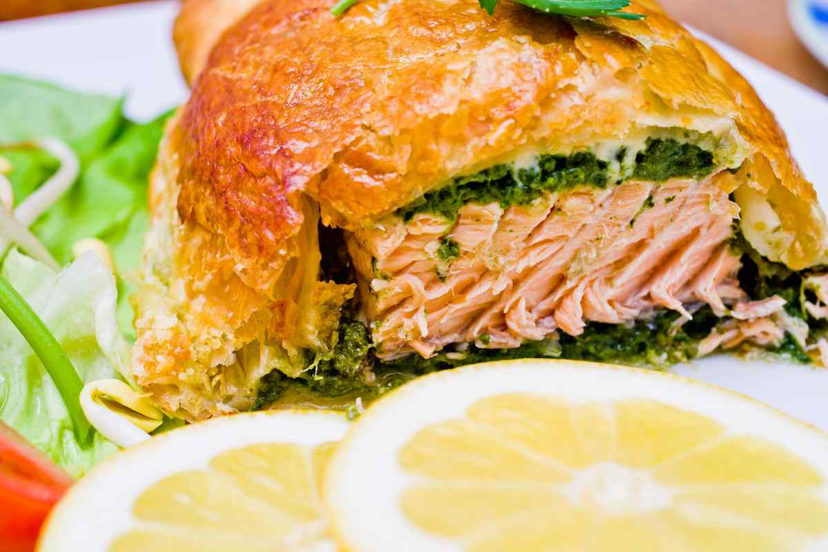 salmone in crosta e fette di limone