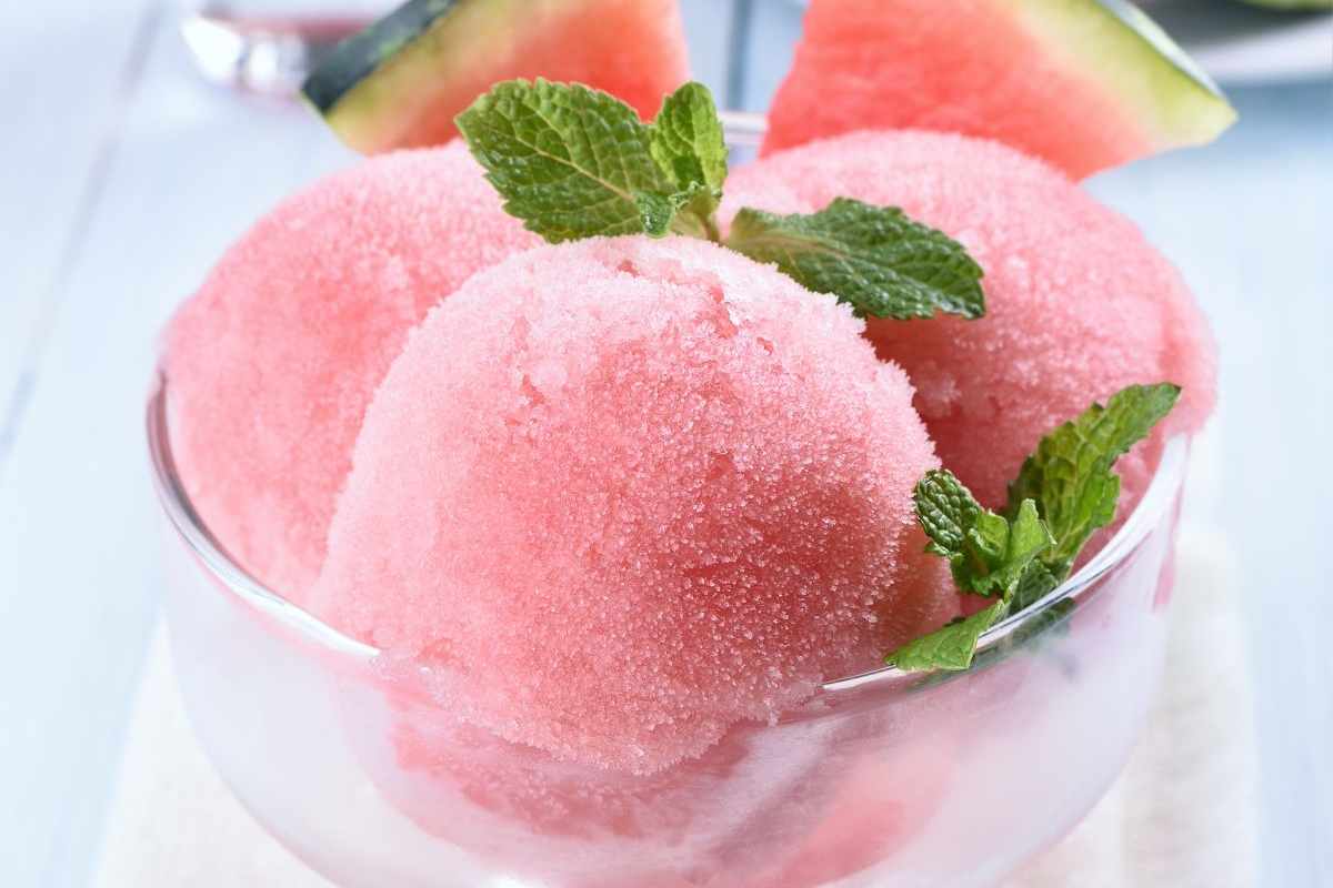 sorbetto anguria con foglie di menta