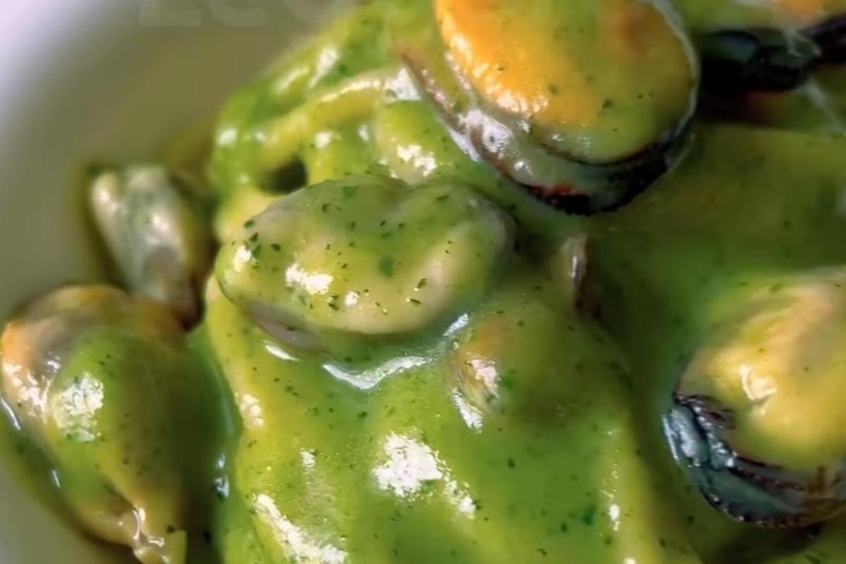 piatto di spaghetti con crema di zucchine e cozze