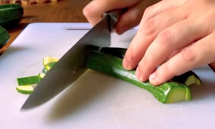 food blogger che taglia zucchine