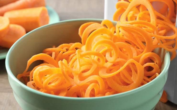 spaghetti di carote al taglio in una ciotola