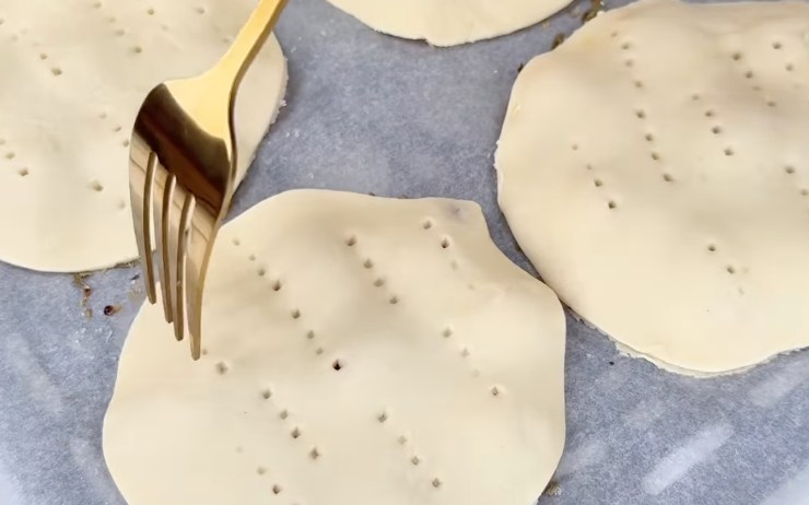 teglia con dischi di pasta brisè