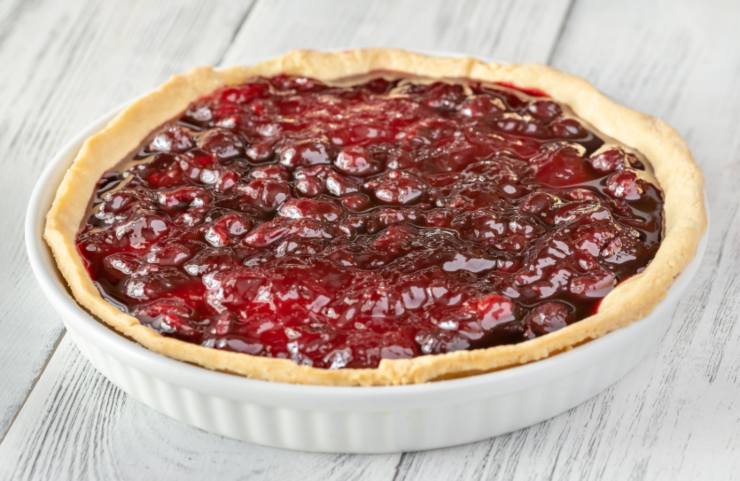 Torta alla marmellata su ripiano di legno