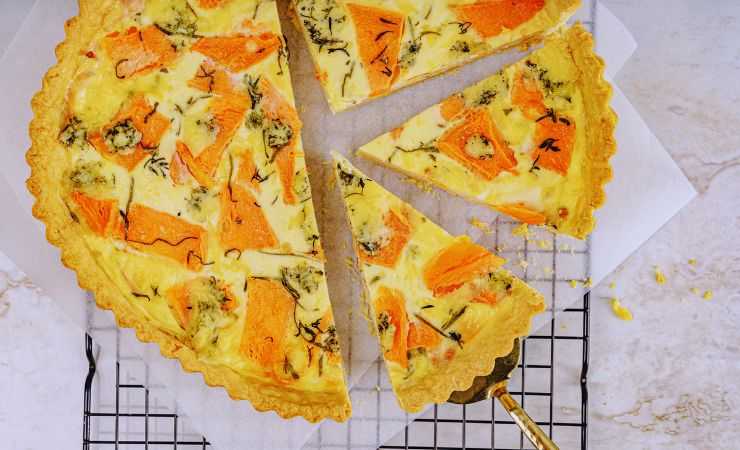 torta salata al salmone dall'alto