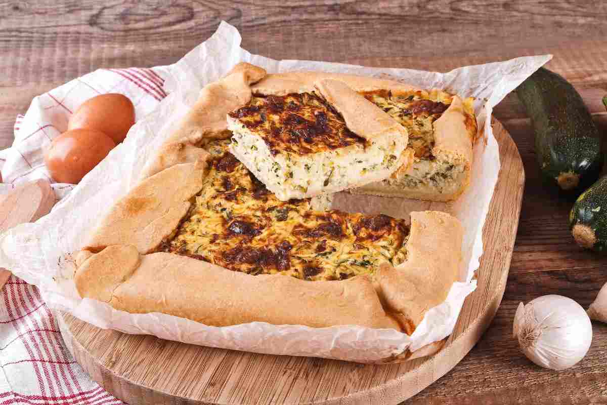 una torta salata con zucchine e uova