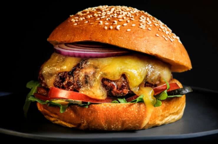 panino con dentro burger verdure e salse