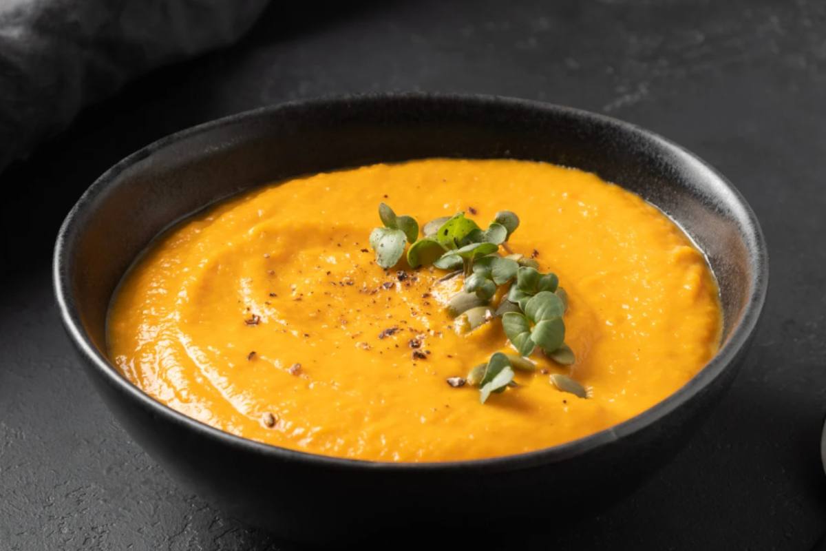 vellutata di zucca in ciotola