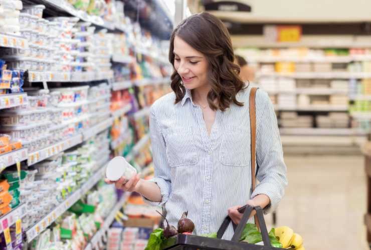 donna al supermercato