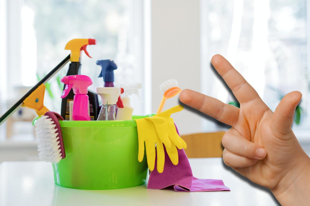 detergenti per pulire e mano che fa numero tre