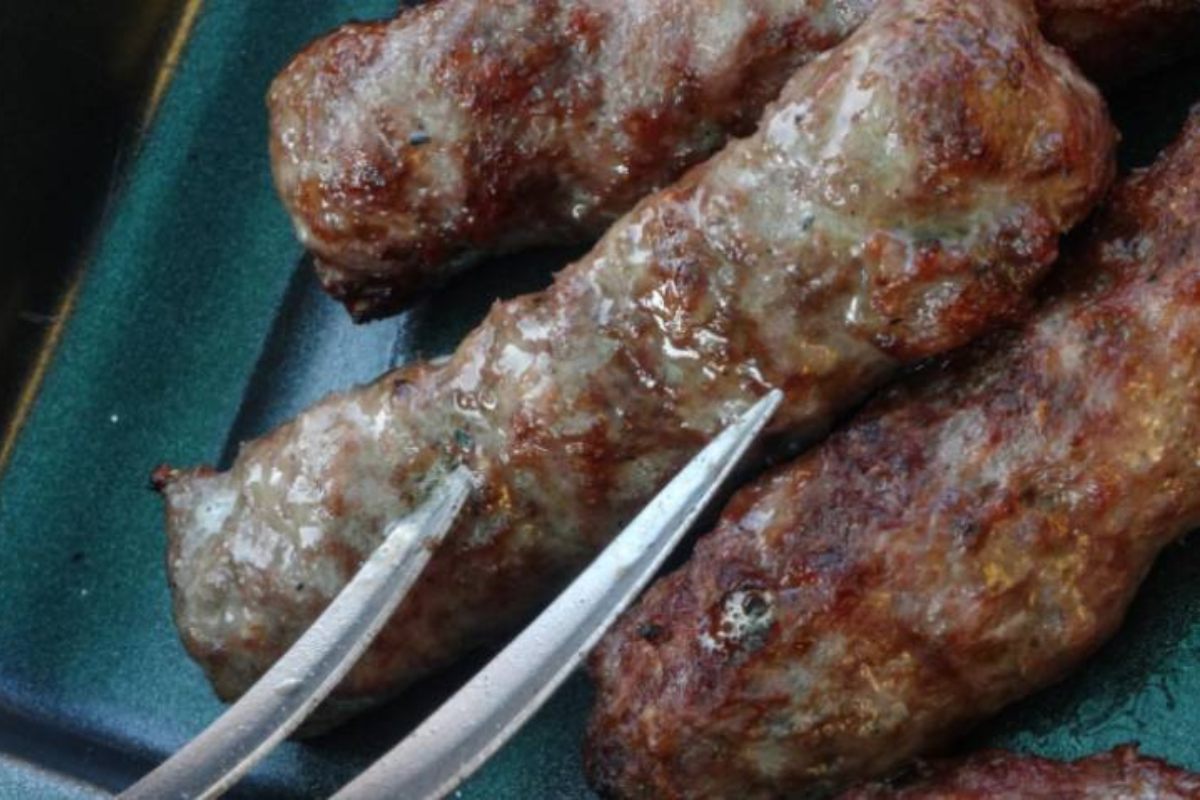 Cevapcici in primo piano con un forchettone