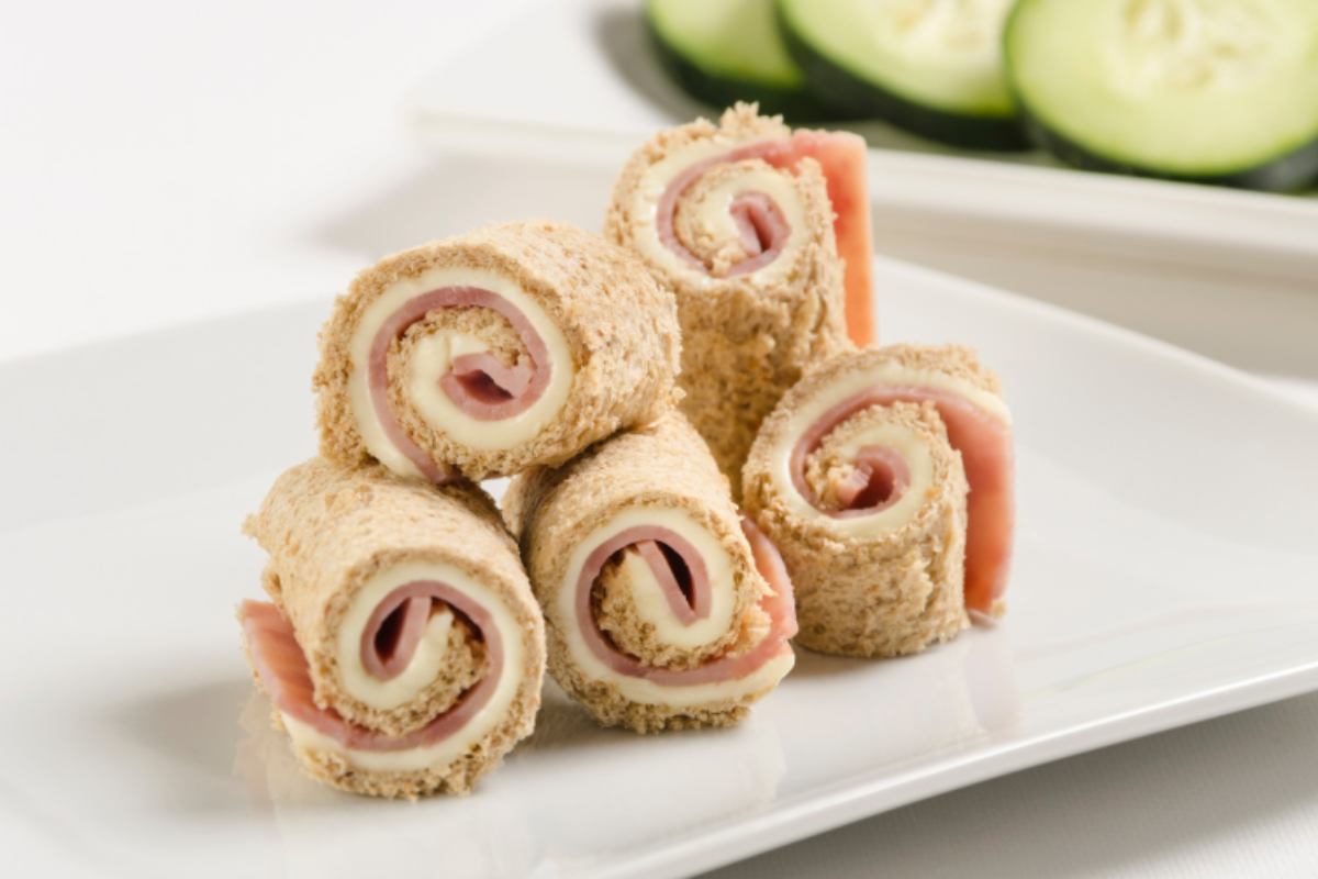 Rotolini di pane prosciutto e formaggio