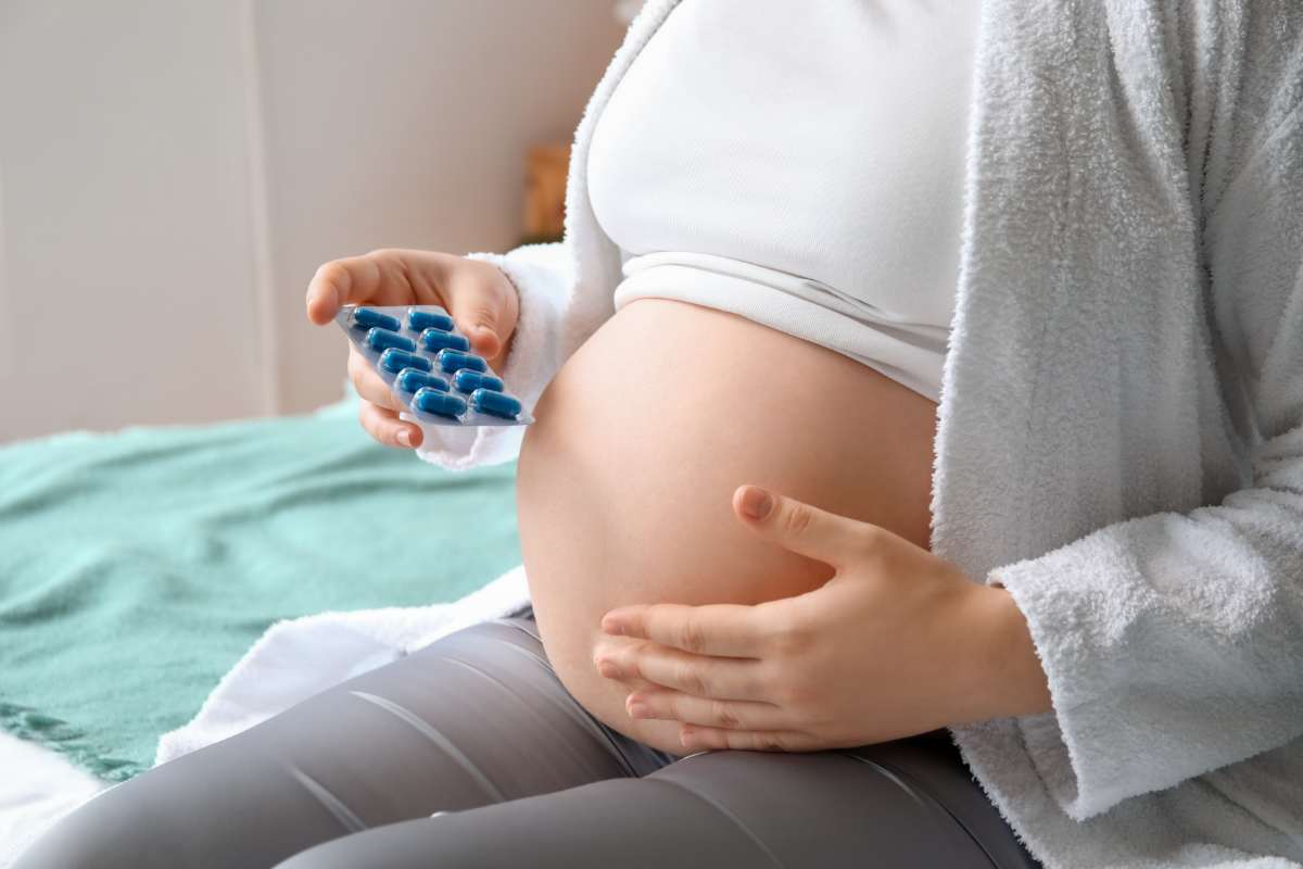 Una donna incinta con integratori di acido folico