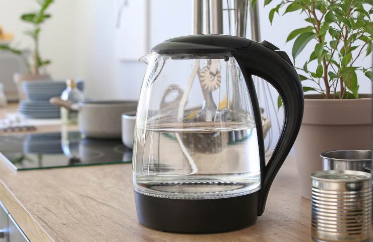 Un bollitore elettrico spento con dell'acqua
