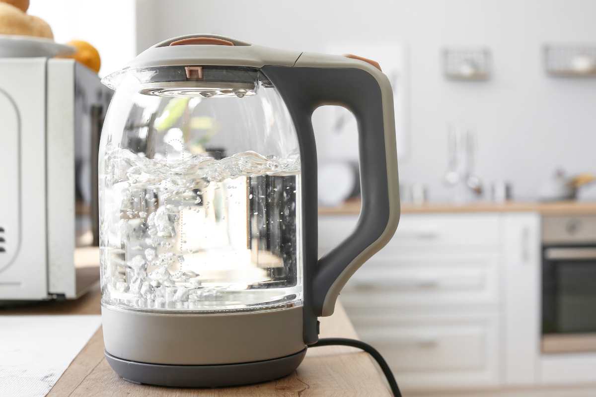 Un bollitore elettrico con dell'acqua in funzione