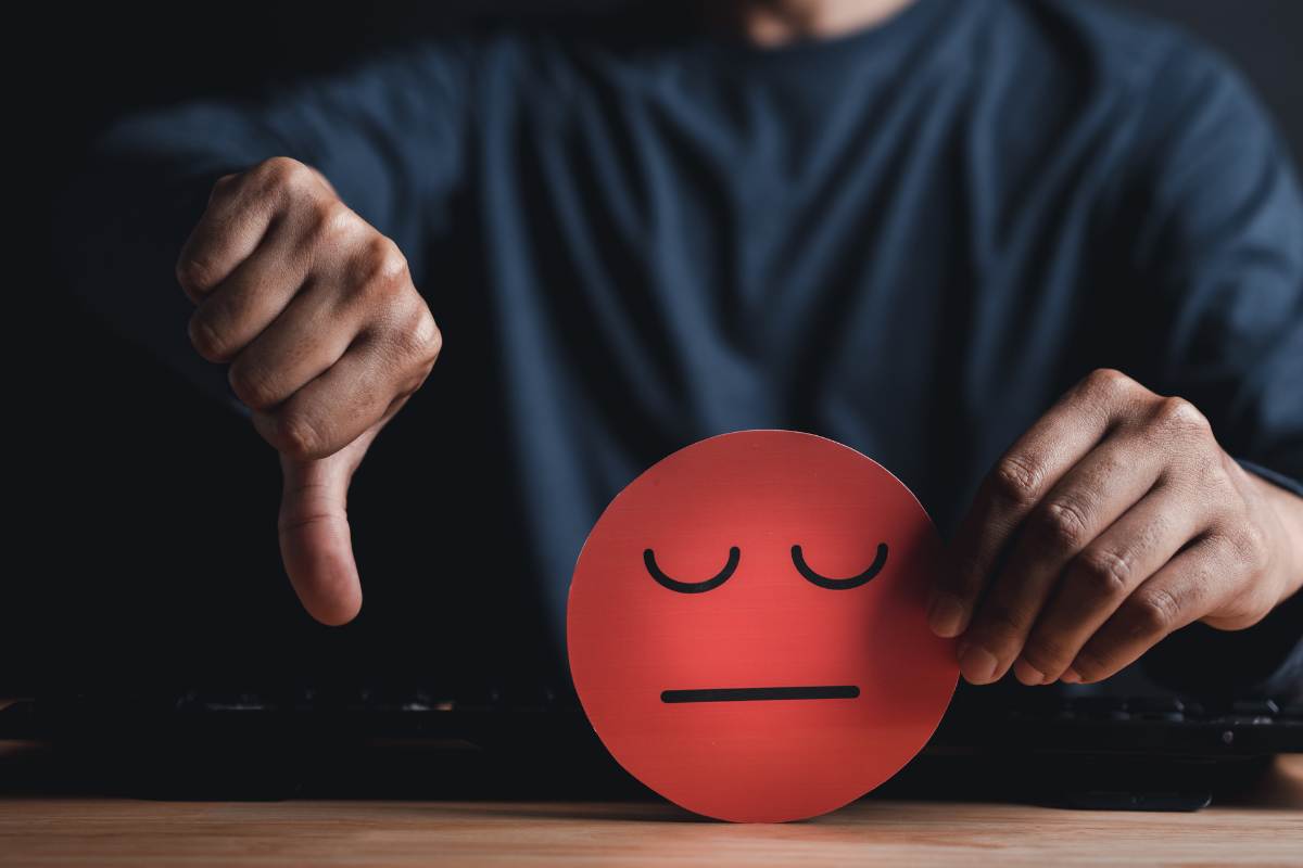 Un uomo che si sente giù ed una faccina stanca
