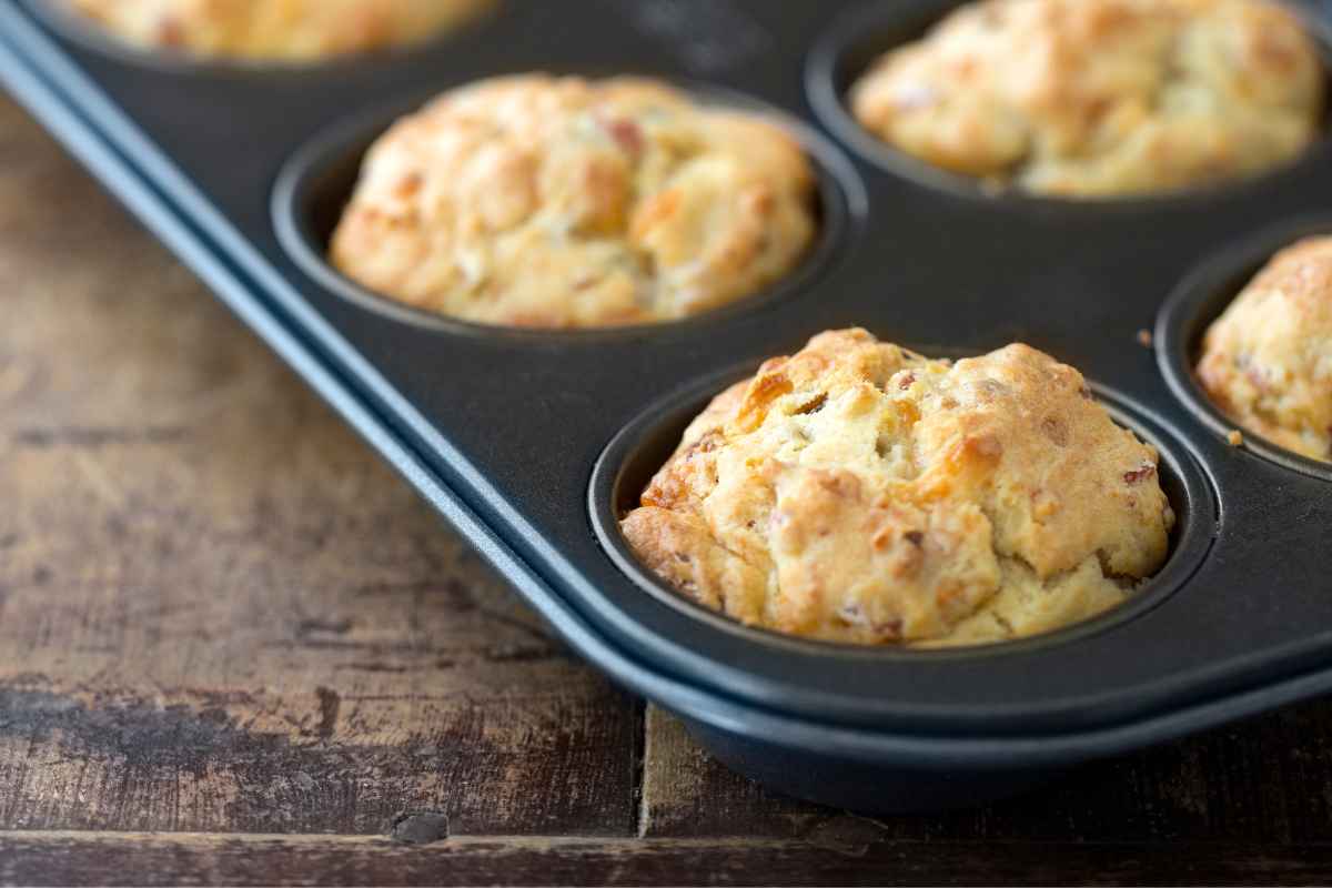 Dei muffin in uno stampo per forno