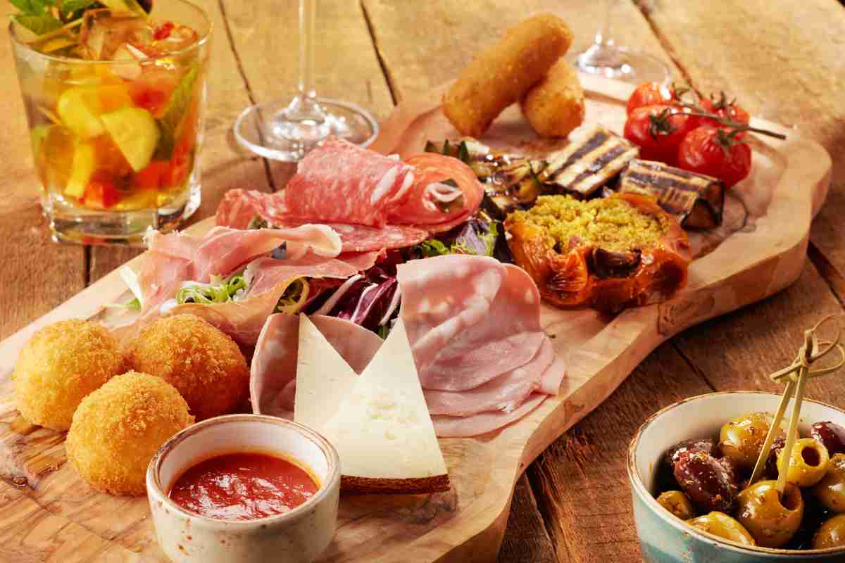 Un aperitivo abbondante servito su un tagliere