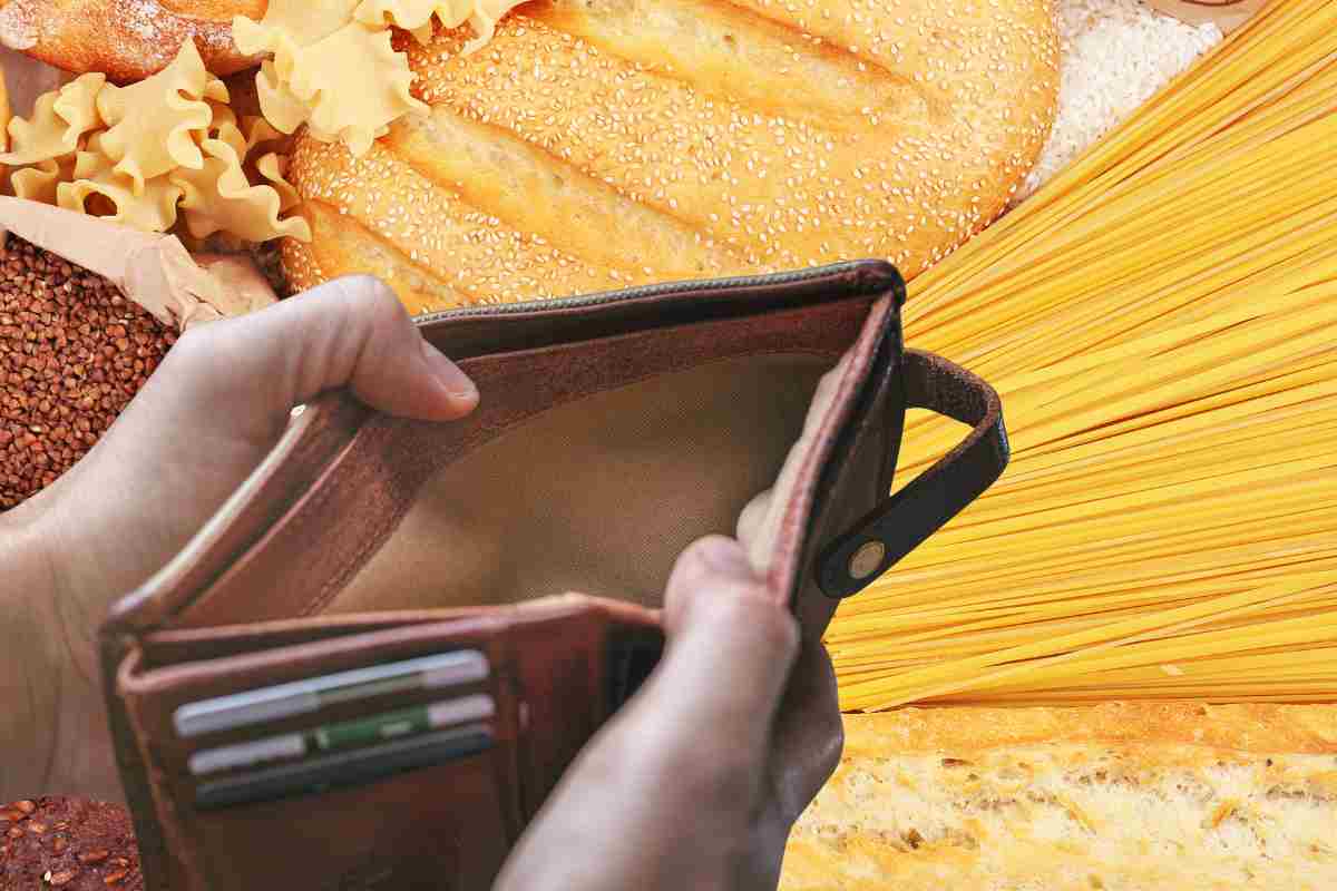 Pane e pasta ed un portafogli vuoto