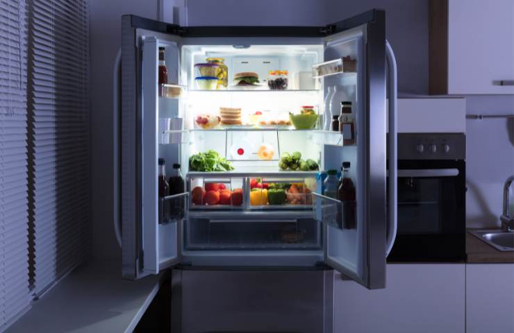 Un frigorifero aperto con alimenti all'interno