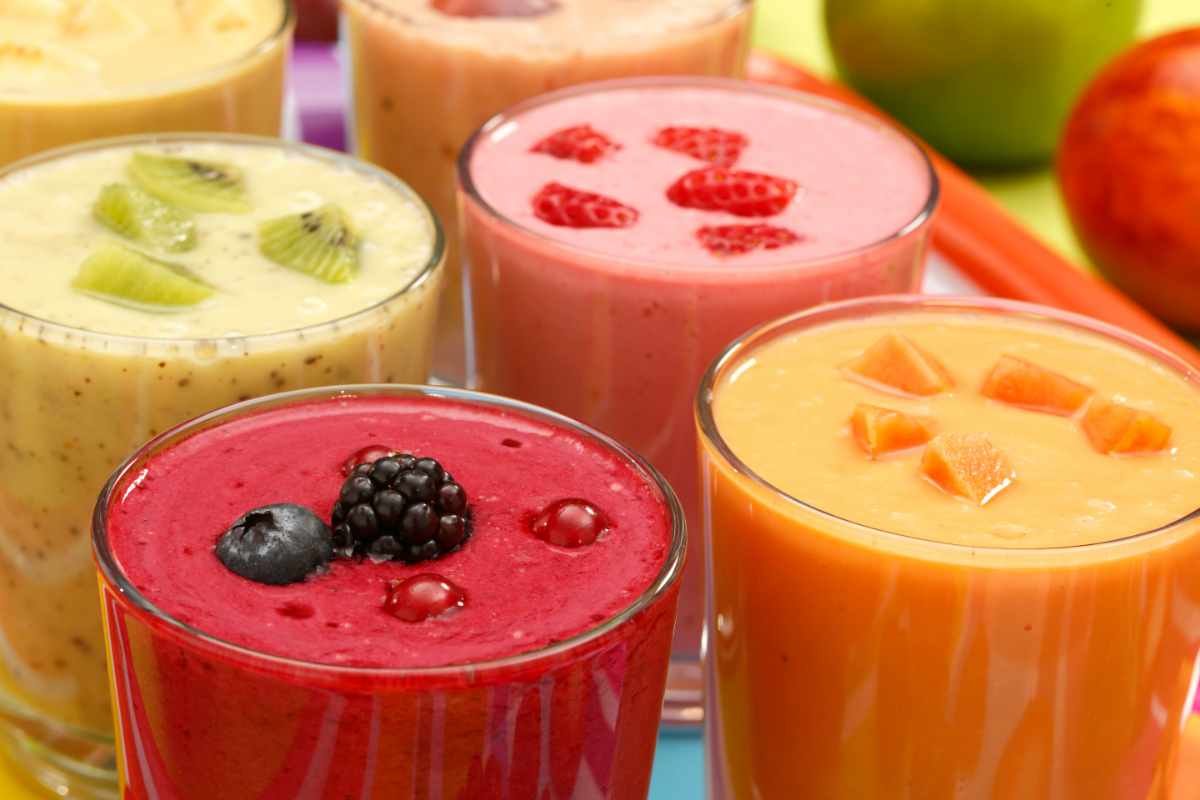 Dei bicchieri di agua fresca di gusti diversi