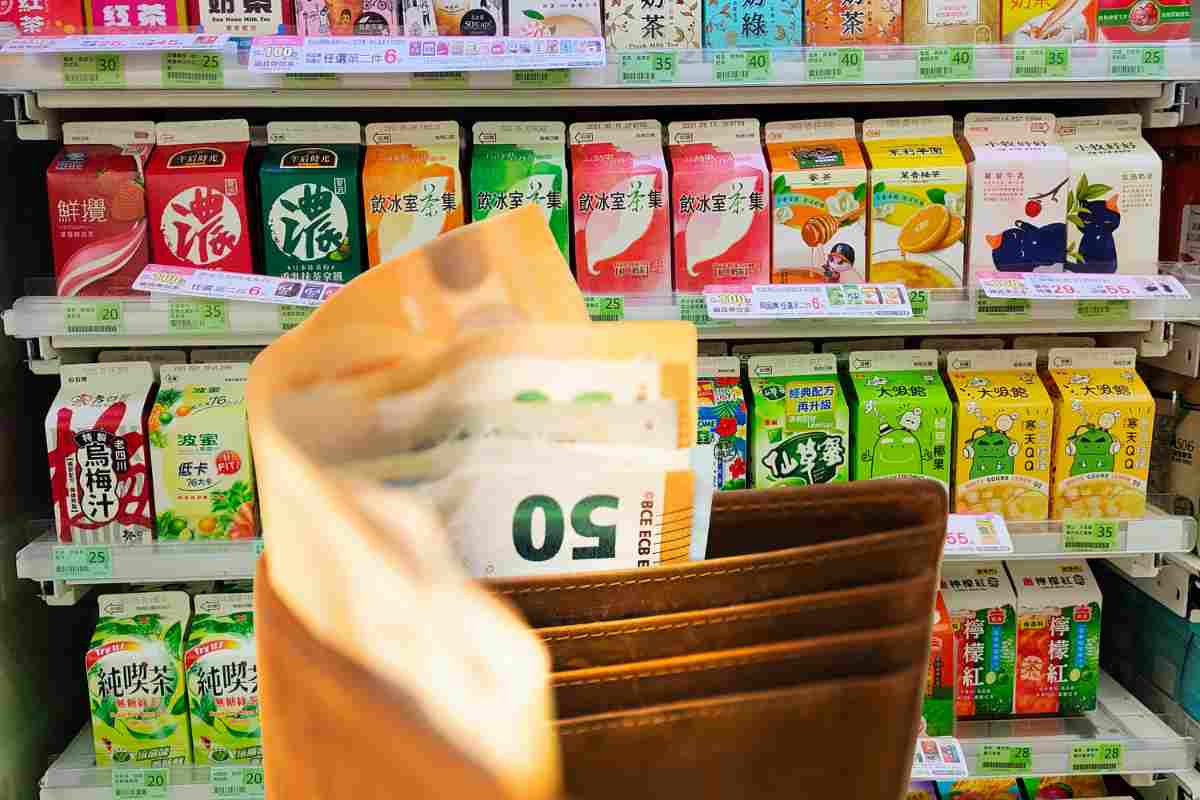 Bevande in vendita ed un portafoglio con soldi