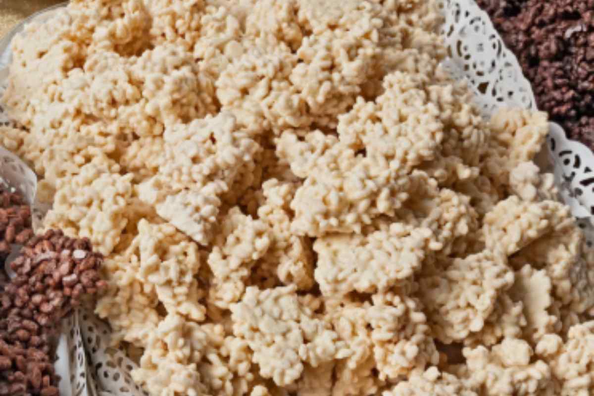 Biscotti di riso soggiato in un vassoio
