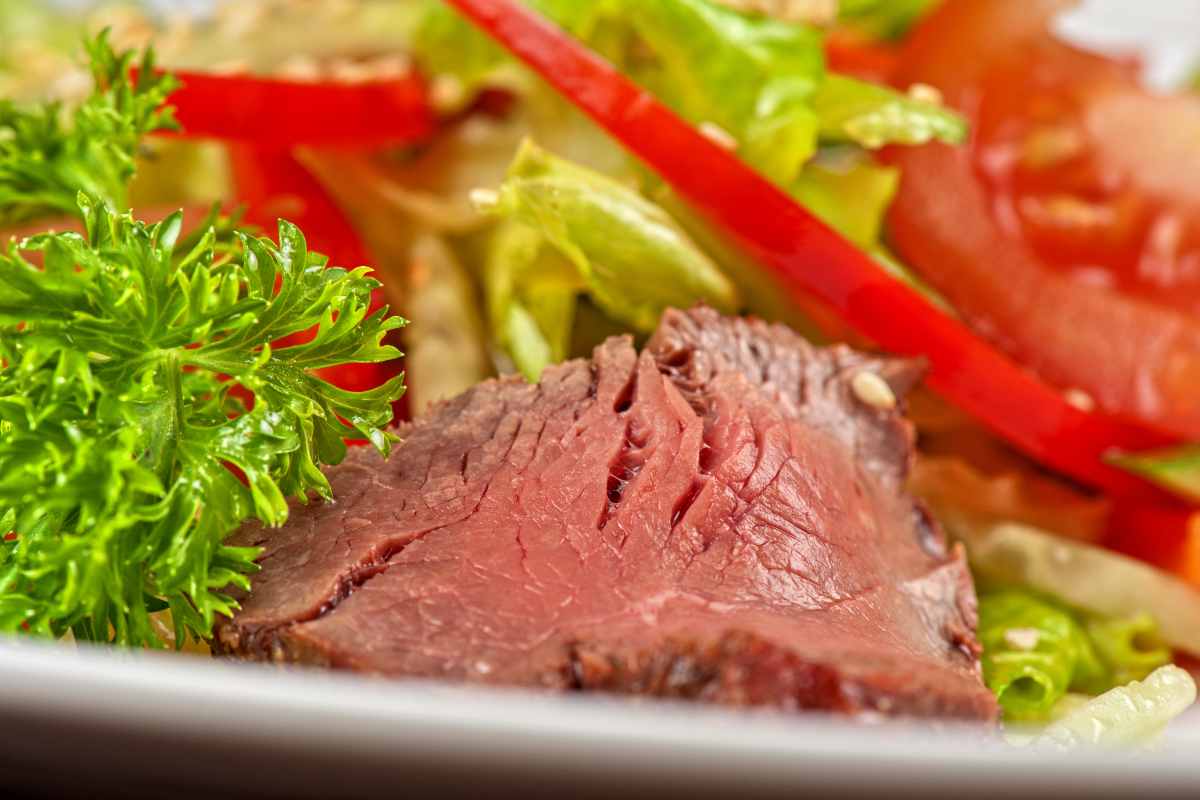 Bistecche di manzo con insalata in un piatto