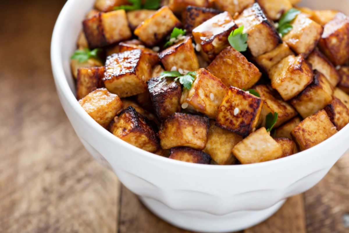 Tofu con prezzemolo in una ciotola bianca