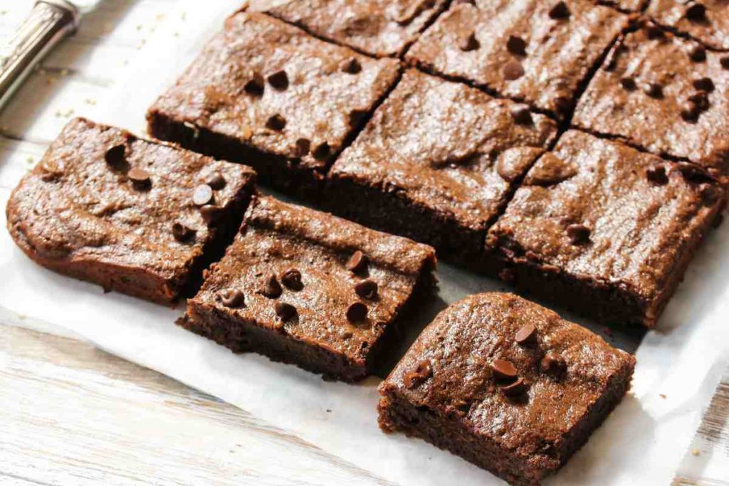 Brownie alla banana tagliato su carta forno