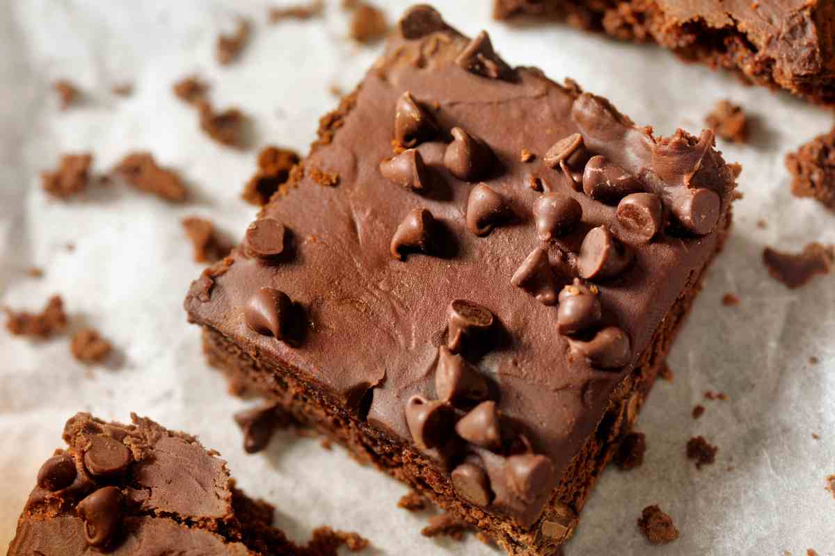 Brownies alla banana con gocce di cioccolato su un piatto visto dall'alto