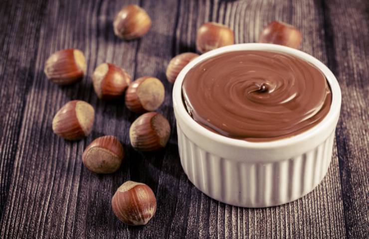 Nocciole ed una crema di nocciole in una ciotola