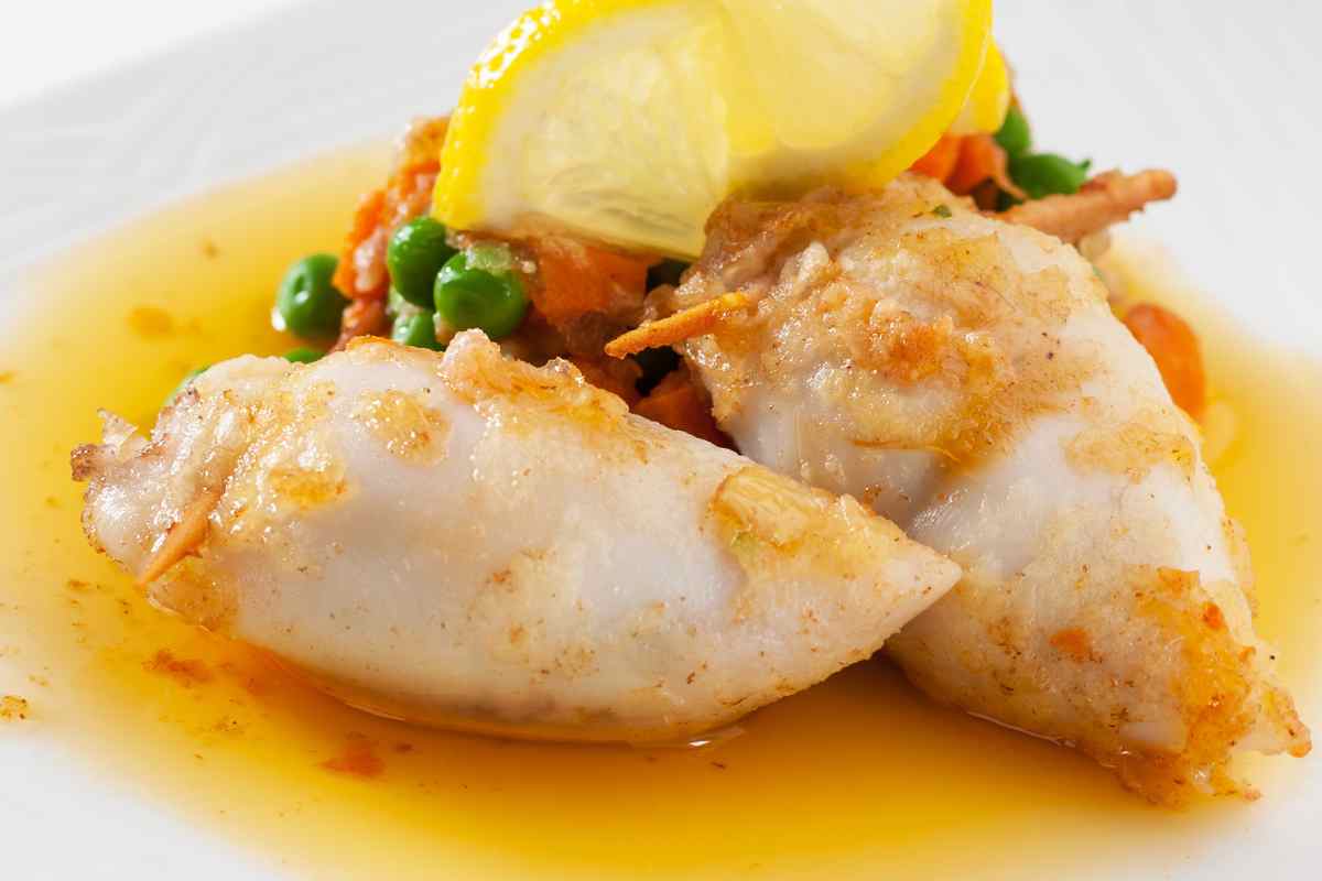 calamari ripieni in un piatto con una fetta di limone