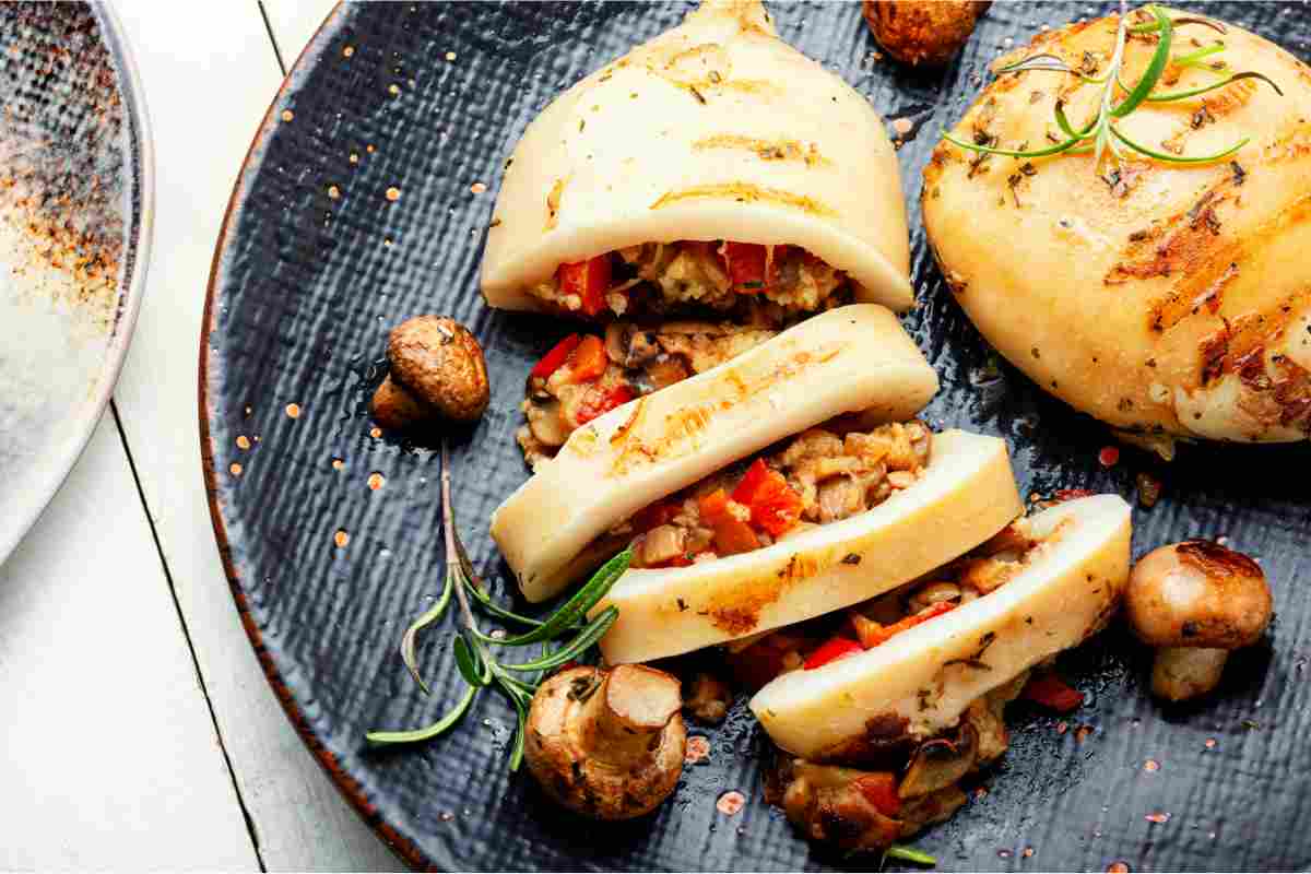 Dei calamari ripieni in padella serviti in un piatto