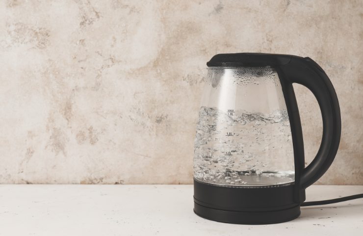 Un bollitore elettrico che sta facendo bollire dell'acqua