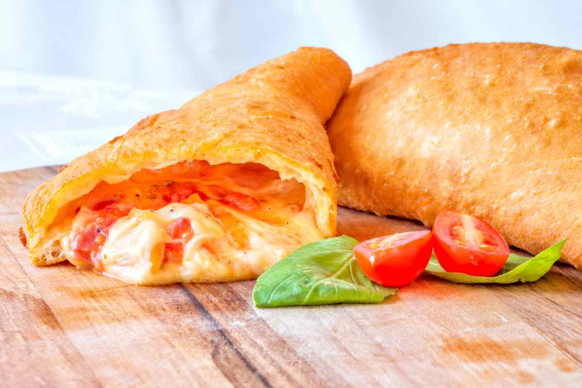 Calzoni fritti ripieni appena pronti su un piano