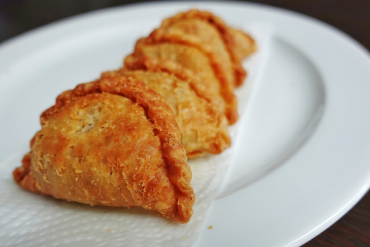 Calzoncini di pasta sfoglia in un piatto