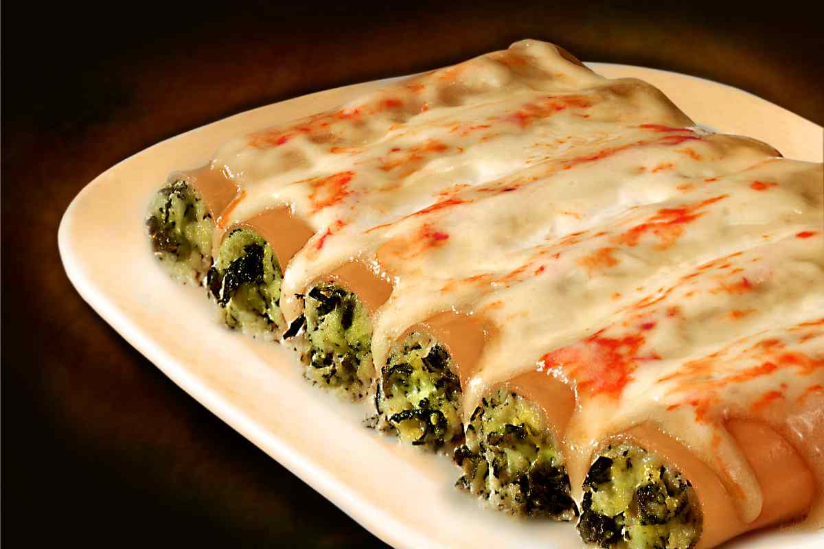 Dei cannelloni agli asparagi serviti su un piatto da portata