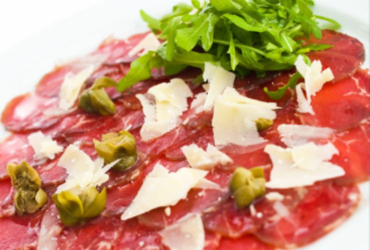 Carpaccio di manzo con parmigiano capperi rucola