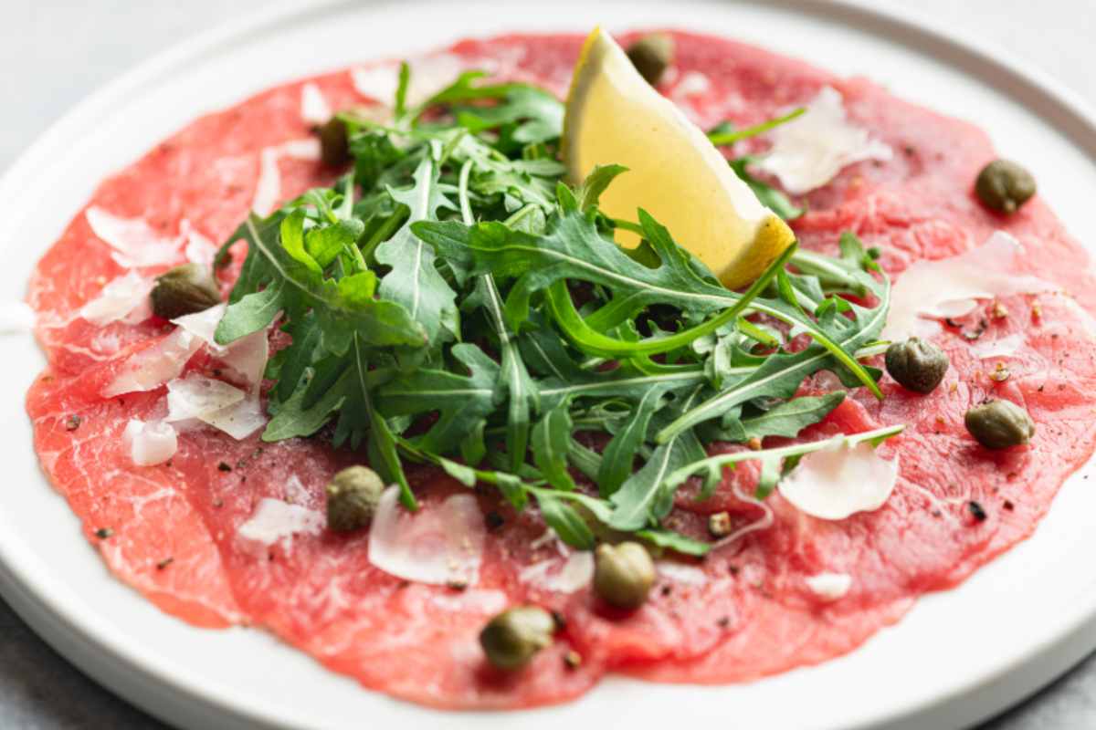 Carpaccio di manzo con rucola capperi e limone