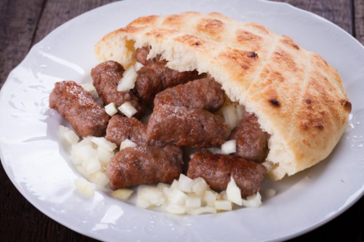 Panino con cevapcici e cipolla bianca 